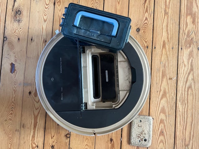 Ruscenic vacuum robot