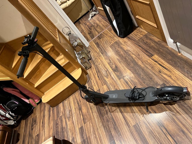 Electric scooter with cruise control