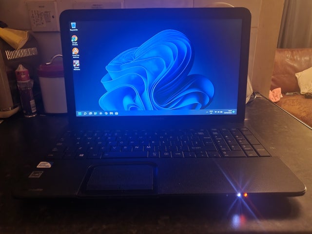 Toshiba 15.6" windows 11 pro laptop and bag