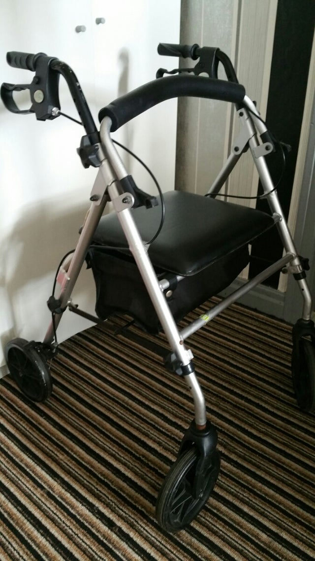 "Z-Tec 4 Wheeled Mobility Walker &amp; Seat"