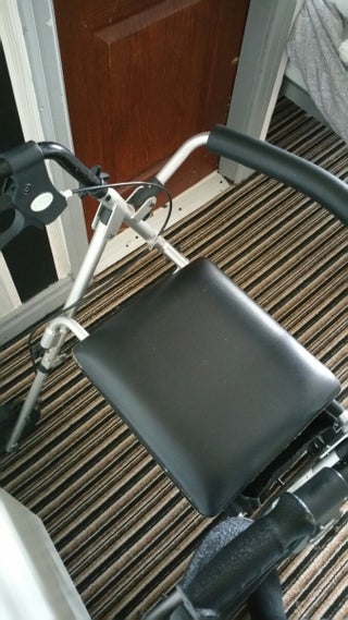 "Z-Tec 4 Wheeled Mobility Walker &amp; Seat"