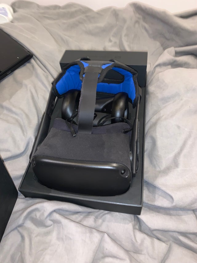 Oculus Quest VR headset 64GB