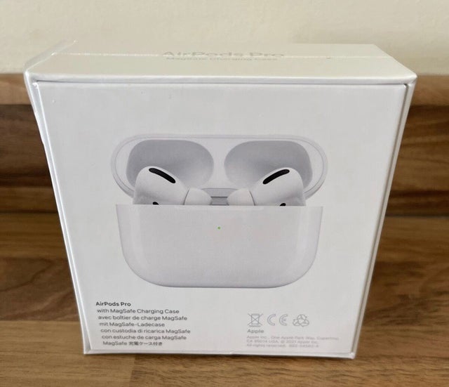 Apple AirPods Pro With Wireless Charging Case