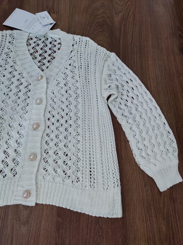 Buttoned cream knitted cardigan