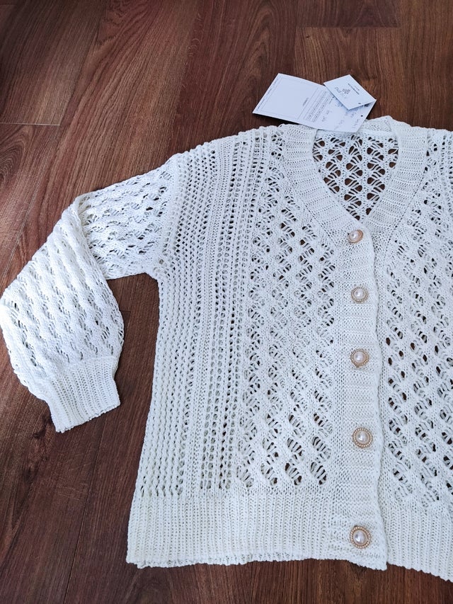 Buttoned cream knitted cardigan