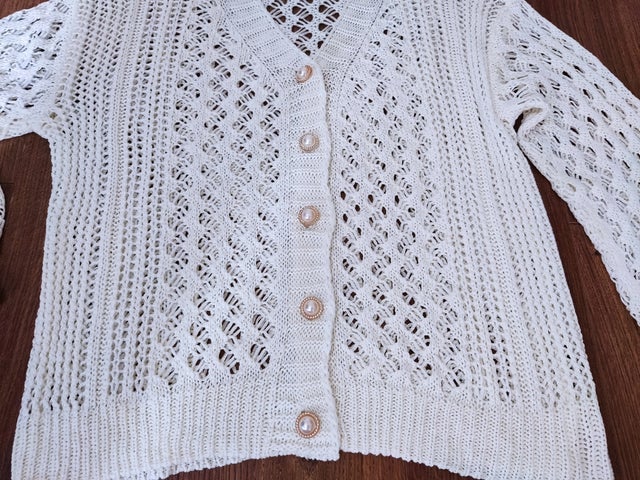 Buttoned cream knitted cardigan